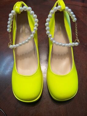 Pearl-Strap Neon Yellow Women's Platform Pumps